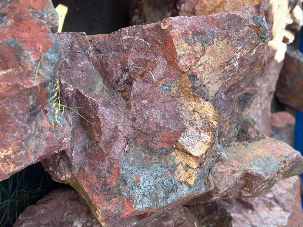 Камни для ландшафтного дизайна красно-фиолетовые 10-60 килограмм купить в Югорске