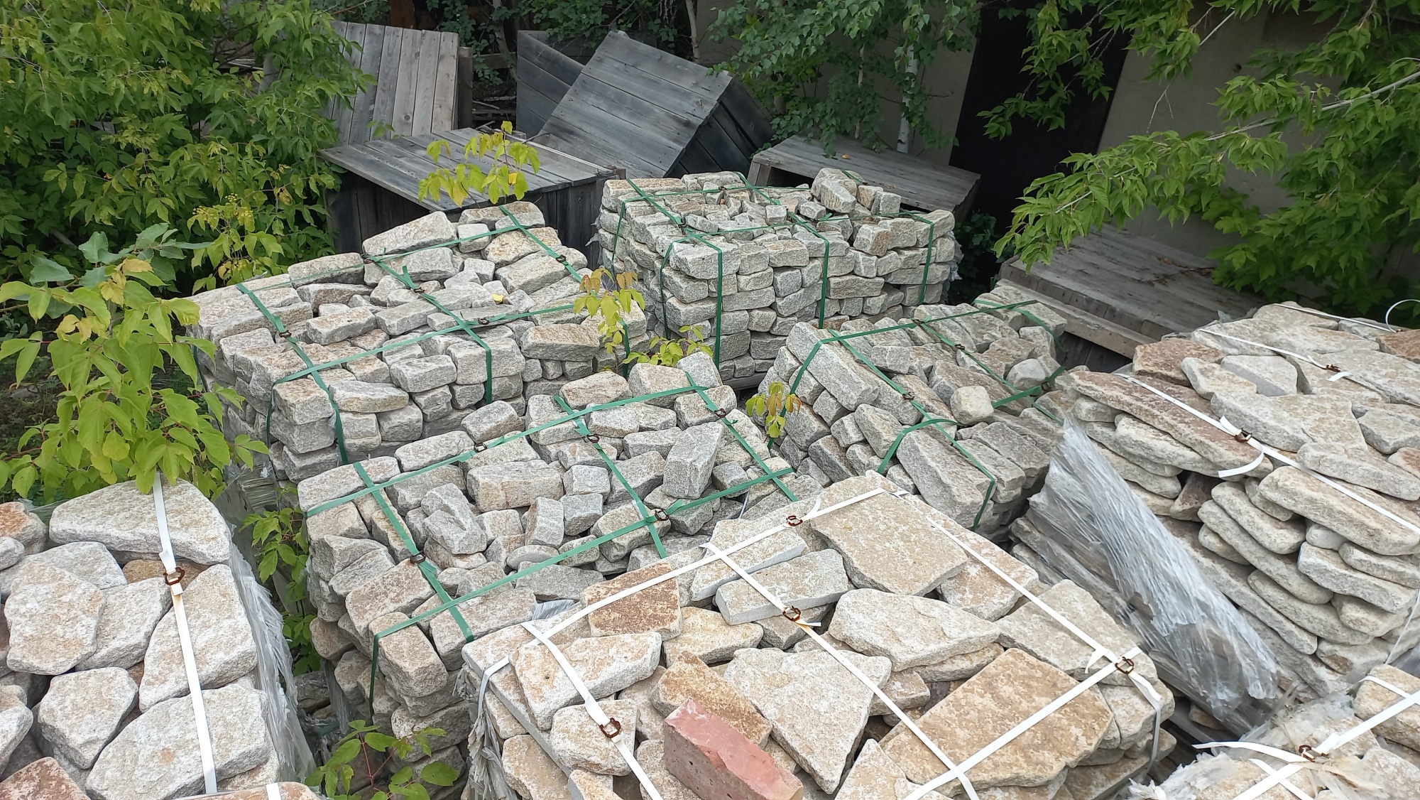 Плитняк галтованный гранитный для ландшафтного дизайна купить в Югорске