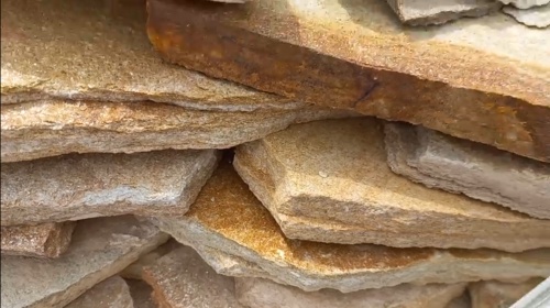 Плитняк златолит жёлтый золотистый для отмостки купить в Югорске