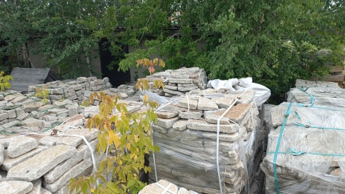 Плитняк галтованный гранитный для ландшафтного дизайна купить в Югорске