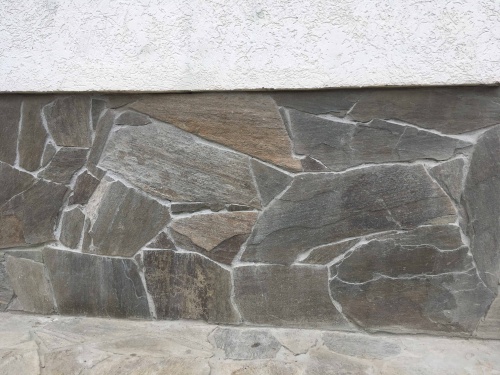 Плитняк златолит Уральский для цоколя, отмостки купить в Югорске