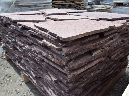 Плитняк лемезит бордовый для облицовки цоколя 20-25 мм  купить в Югорске