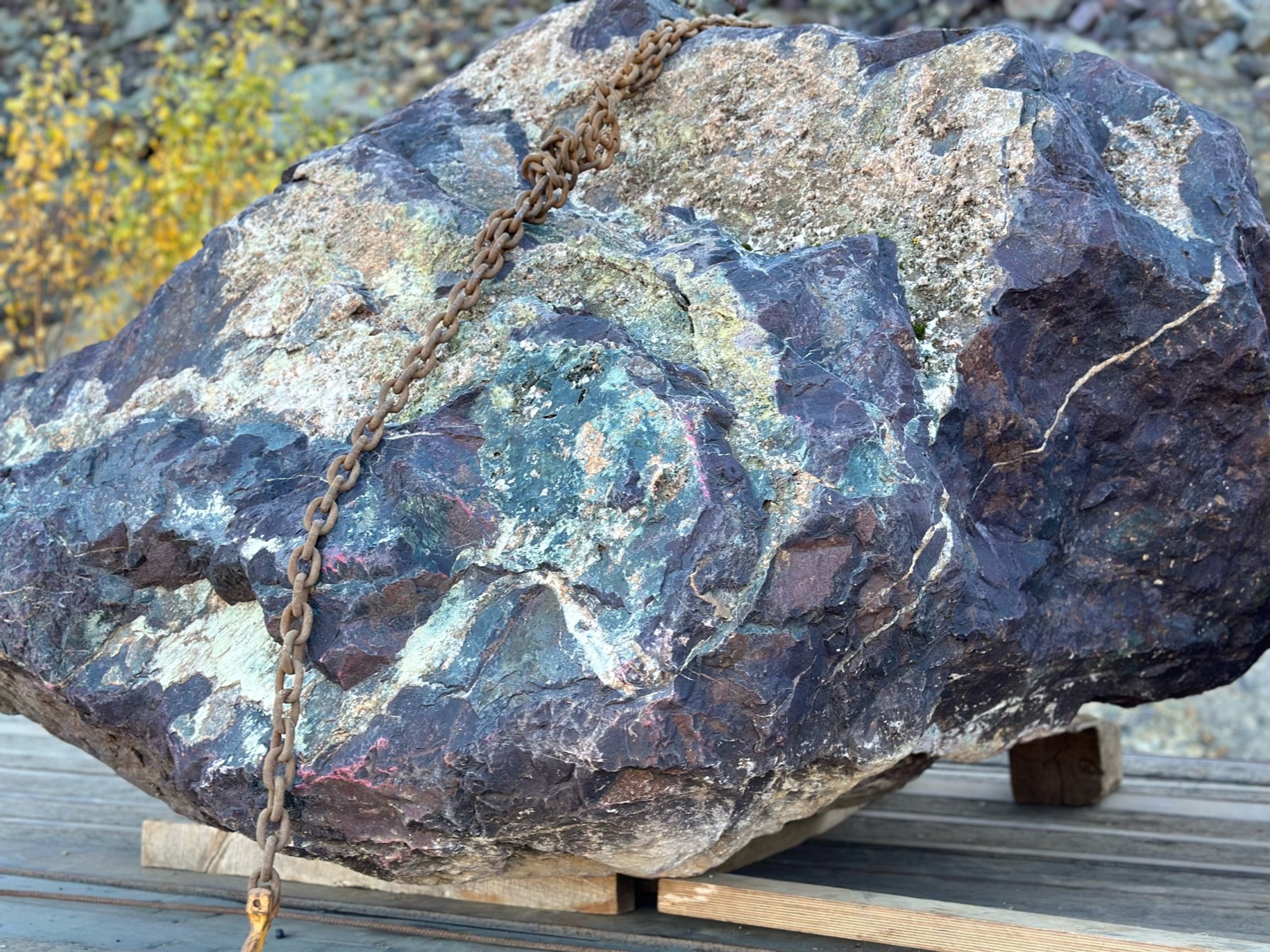 Огромные красно-фиолетовые валуны для ландшафтного дизайна весом более 5 тонн купить в Югорске