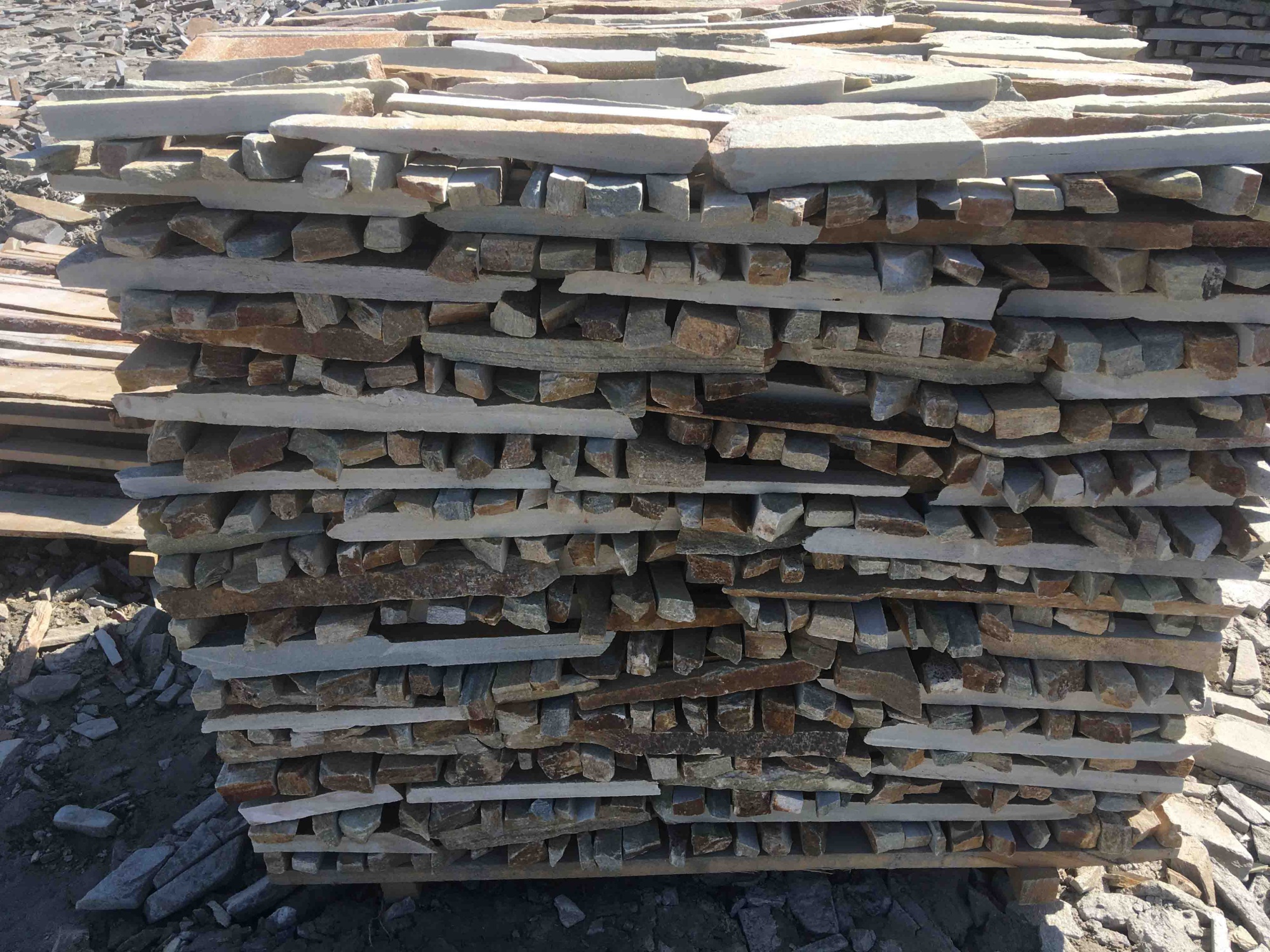 Горбушка златолит золотистый для облицовки купить в Югорске