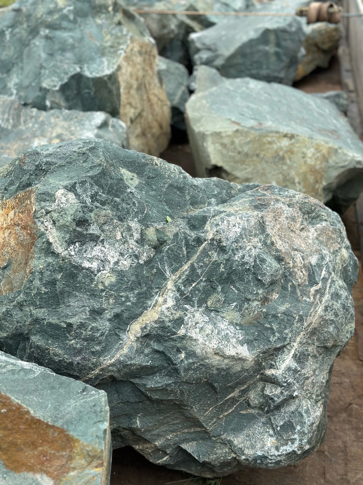 Камни для ландшафтного дизайна зелёные 10-60 килограмм купить в Югорске