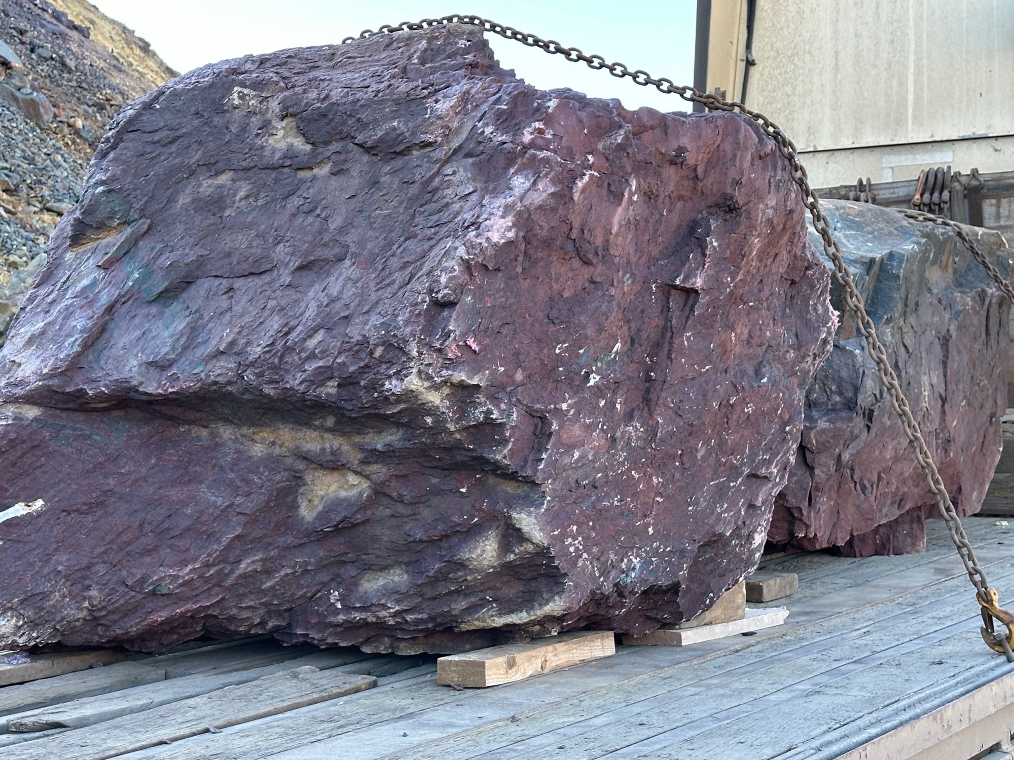 Огромные красно-фиолетовые валуны для ландшафтного дизайна весом более 5 тонн купить в Югорске