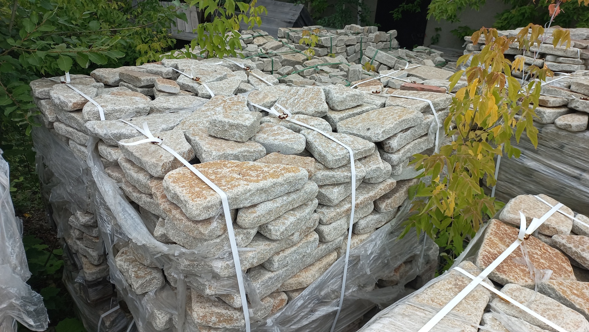 Плитняк галтованный гранитный для ландшафтного дизайна купить в Югорске