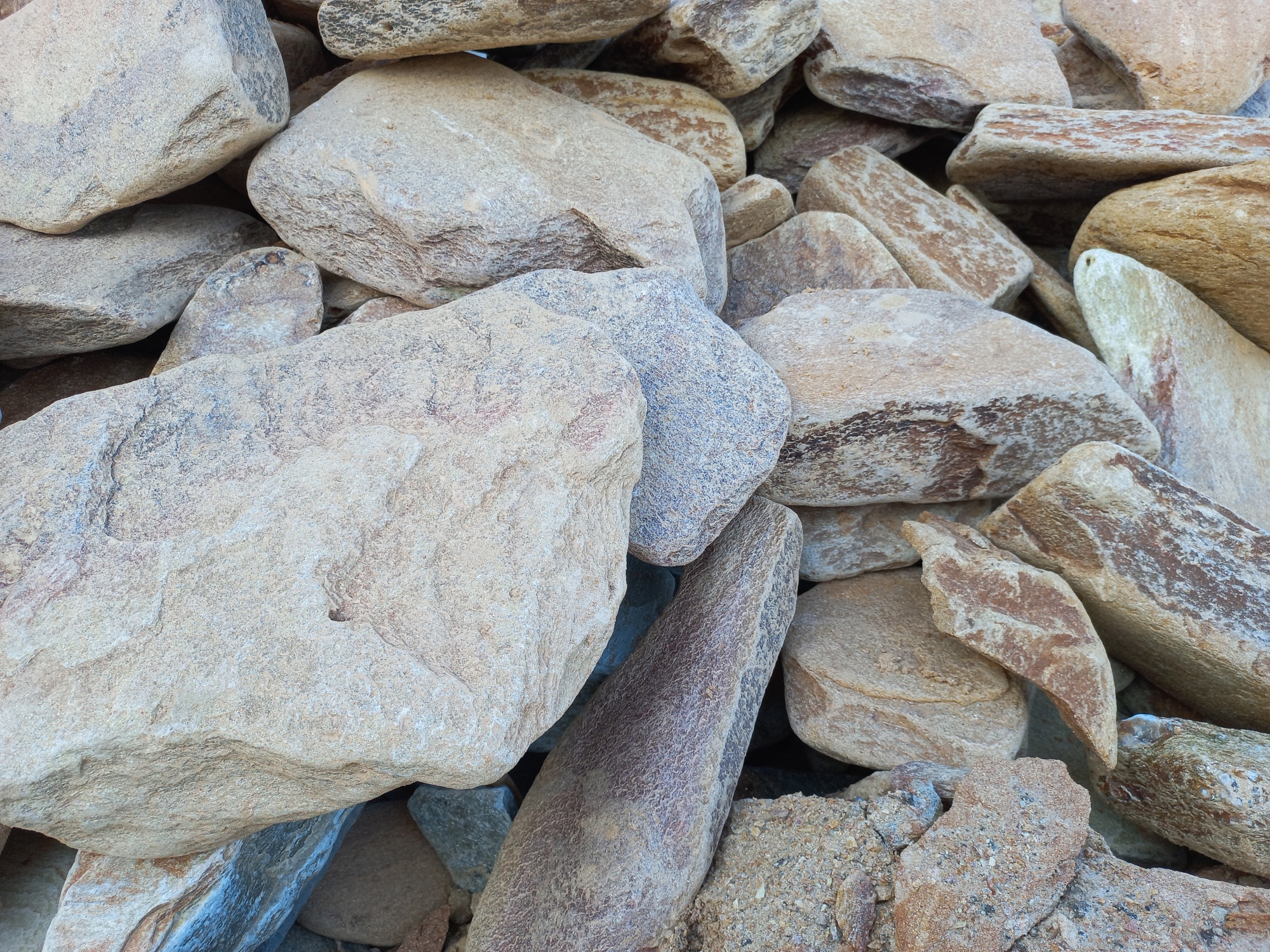 Златолит жёлтый, жёлто-зелёный глыбки и валуны для ланшафтного дизайна купить в Югорске