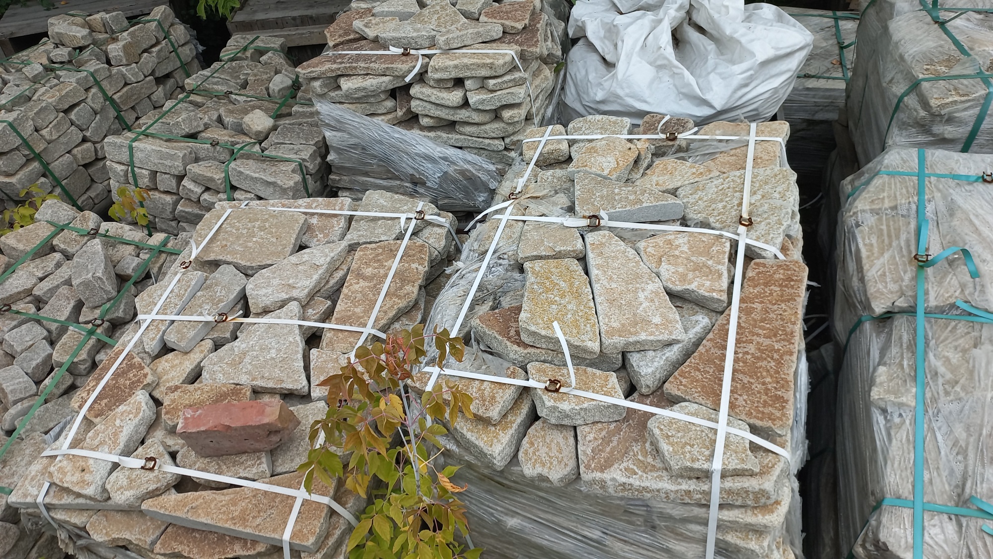 Плитняк гранитный галтованный купить в Югорске