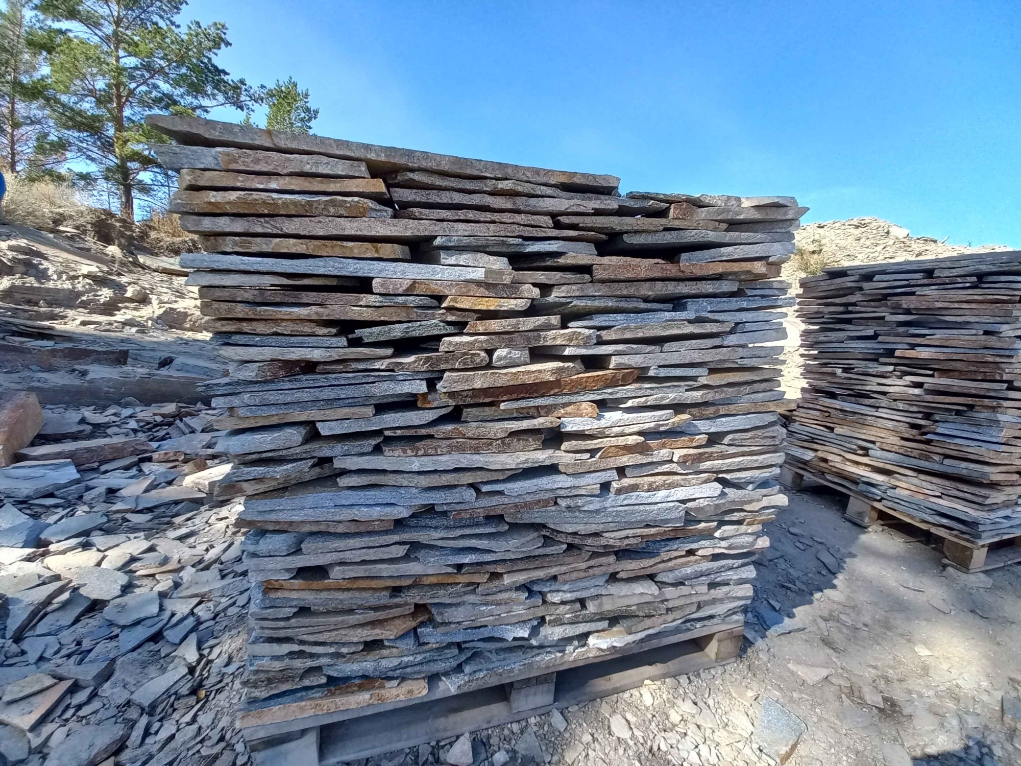 Плитняк златолит серебристый для фасада купить в Югорске