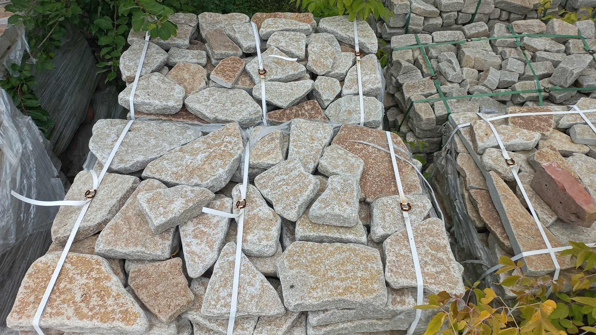 Гранитный плитняк галтованный для мощения купить в Югорске