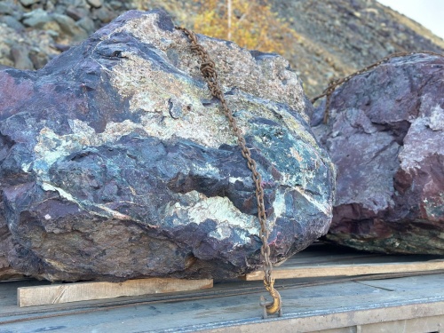 Огромные красно-фиолетовые валуны для ландшафтного дизайна весом более 5 тонн купить в Югорске