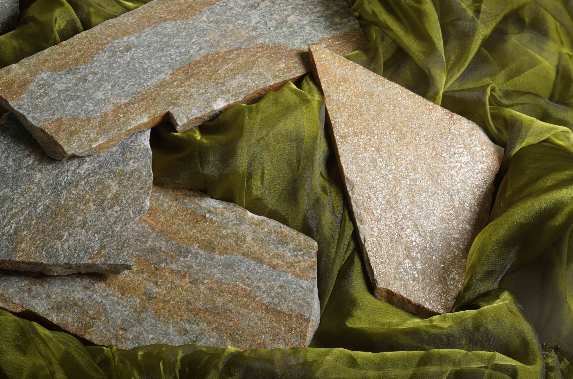 Плитняк златолит Уральский для цоколя, отмостки купить в Югорске