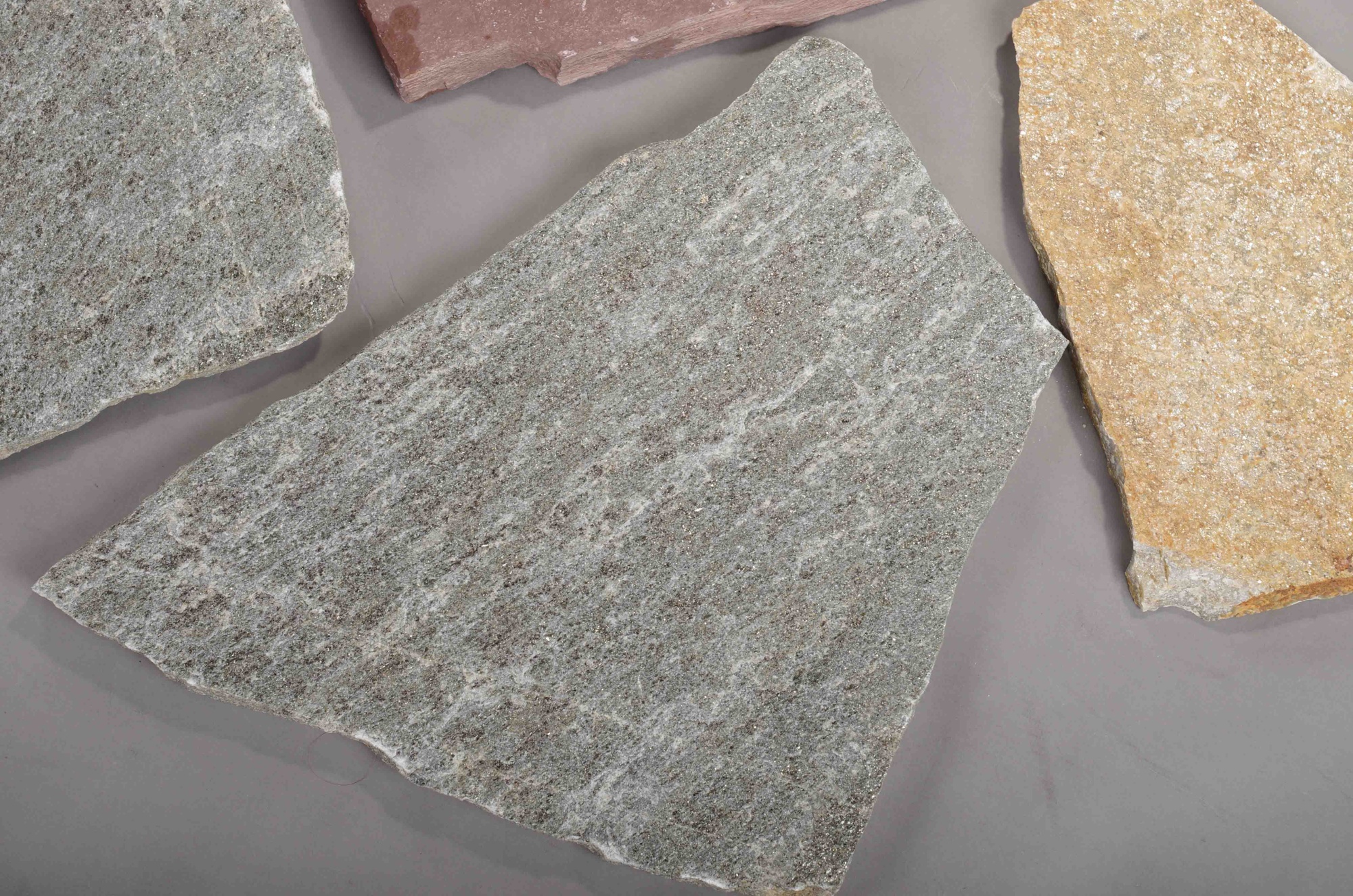 Плитняк златолит Уральский для цоколя, отмостки купить в Югорске