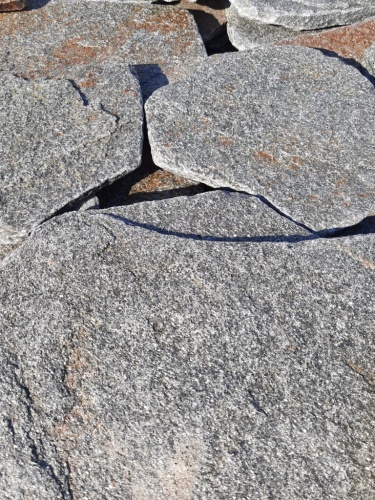 Златолит серебристый галтованный для цоколя купить в Югорске