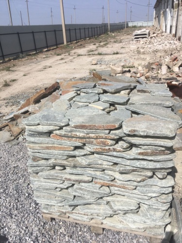 Златолит серебристый галтованный для цоколя купить в Югорске