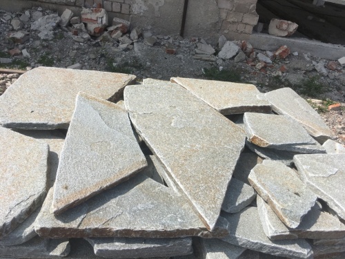 Златолит серебристый галтованный для цоколя купить в Югорске