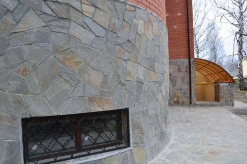 Плитняк златолит Уральский для цоколя, отмостки купить в Югорске